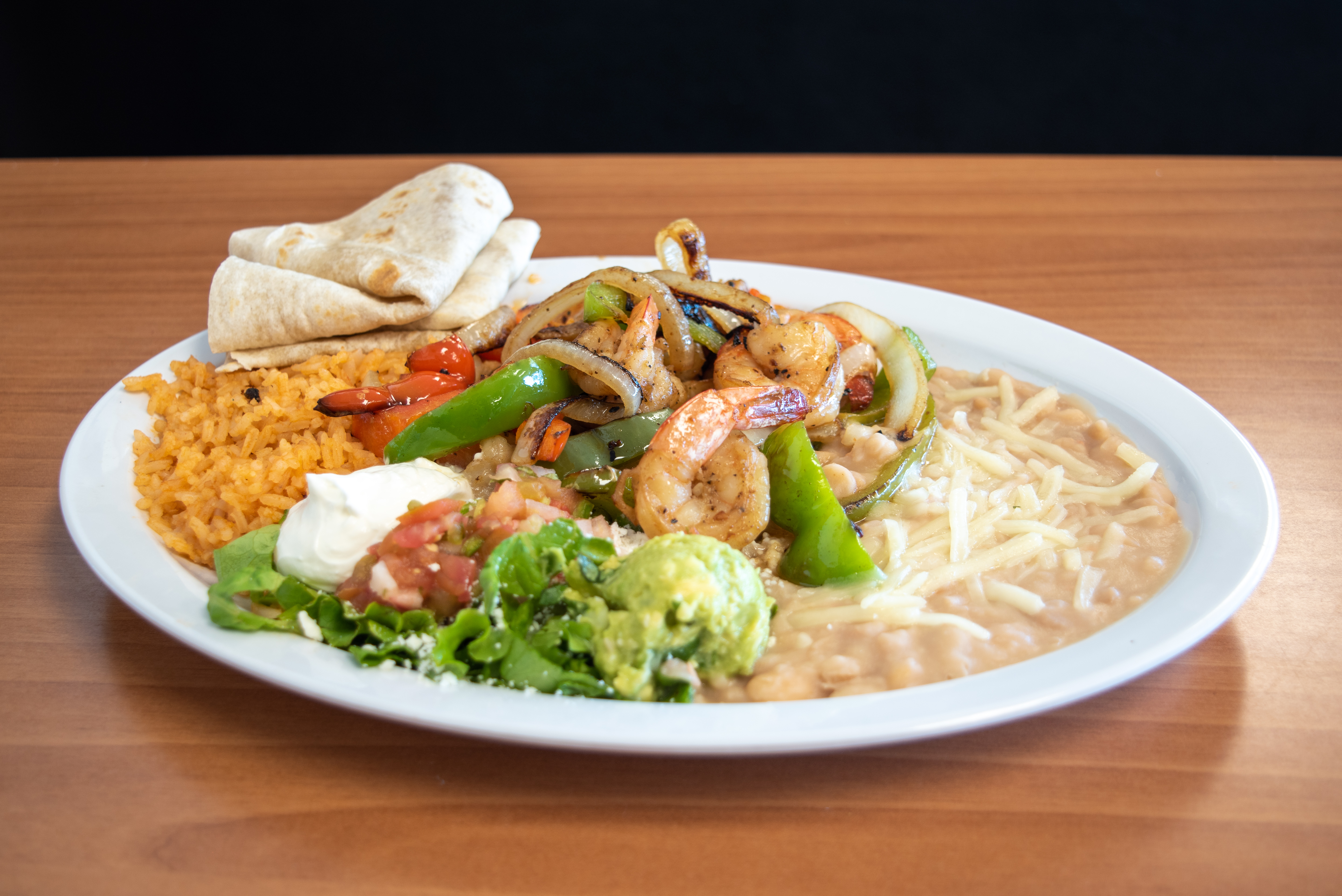 Camarones al Mojo de Ajo Plate with Guacamole